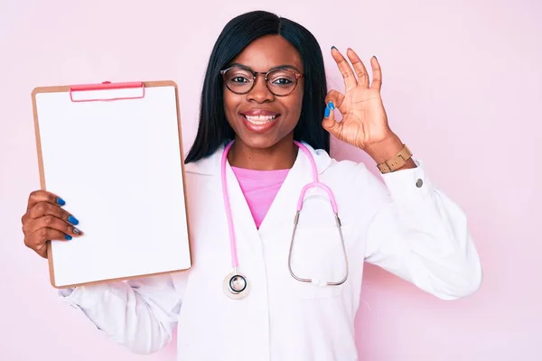 Junge Afrikanisch Amerikanische Frau Mit Doktor Stethoskop Hält Klemmbrett Und — Stockfoto