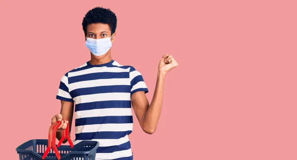Young African American Man Wearing Shopping Basket Medical Mask Screaming — Stock Photo, Image