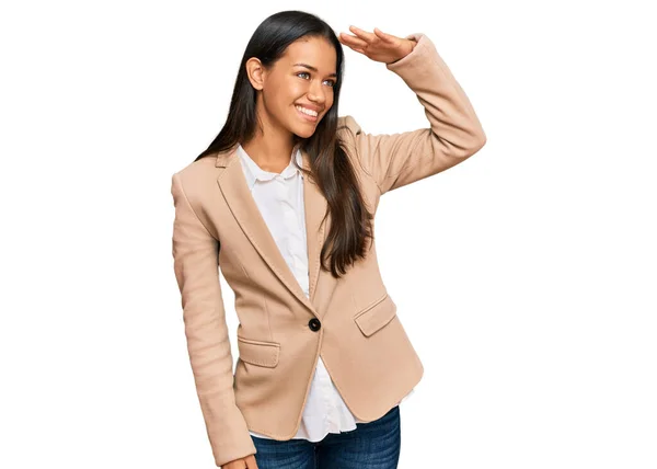 Hermosa Mujer Hispana Con Chaqueta Negocios Muy Feliz Sonriente Mirando —  Fotos de Stock