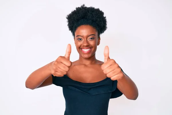 Ung Afrikansk Amerikansk Kvinna Bär Casual Kläder Godkänner Gör Positiv — Stockfoto