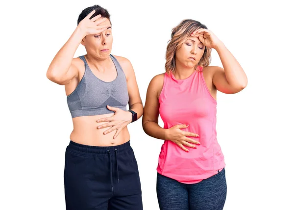 Paar Frauen Sportkleidung Berühren Stirn Bei Krankheit Und Fieber Grippe — Stockfoto