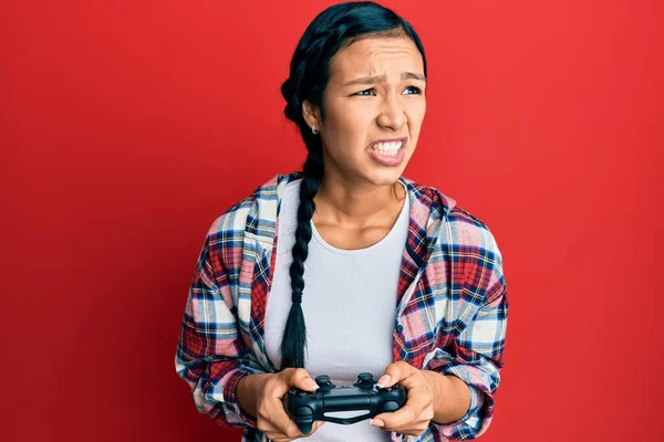 Όμορφη Ισπανόφωνη Γυναίκα Παίζει Βιντεοπαιχνίδι Κρατώντας Χειριστήριο Θυμωμένος Και Τρελός — Φωτογραφία Αρχείου