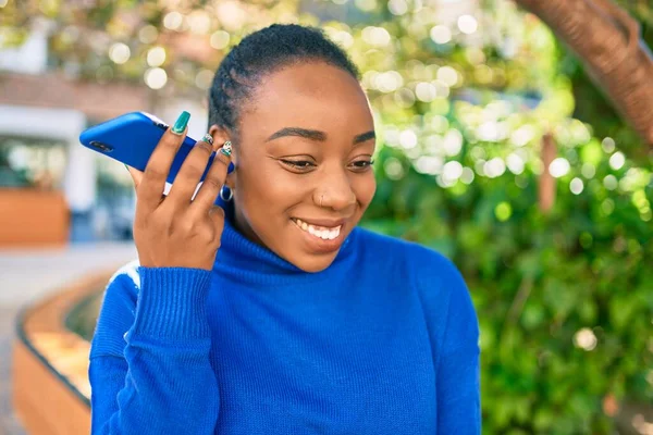 Jovem Afro Americana Sorrindo Feliz Ouvir Mensagem Áudio Usando Smartphone — Fotografia de Stock