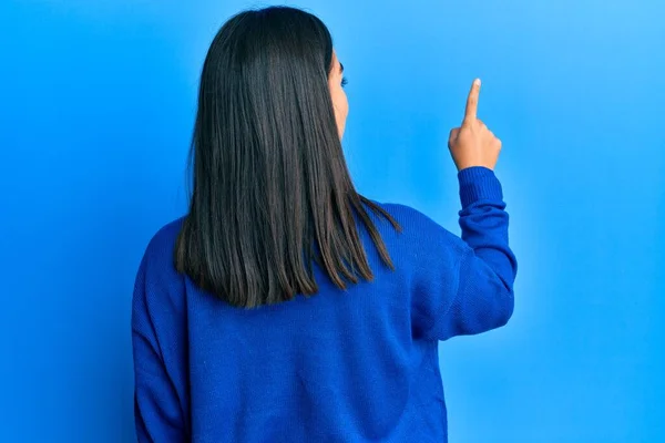 Joven Mujer Asiática Usando Suéter Casual Invierno Posando Hacia Atrás — Foto de Stock