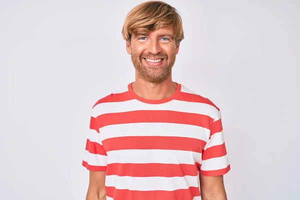 Jonge Blonde Man Draagt Casual Kleding Kijken Positief Gelukkig Staan — Stockfoto