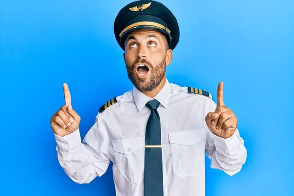 Stilig Man Med Skägg Bär Flygplan Pilot Uniform Förvånad Och — Stockfoto