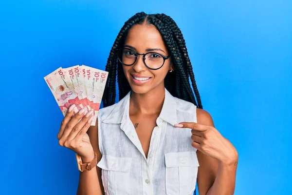 Mooie Latijns Amerikaanse Vrouw Met Colombiaanse Pesos Bankbiljetten Glimlachend Vrolijk — Stockfoto