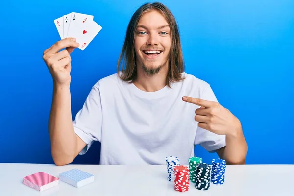 Bonito Homem Caucasiano Com Cabelos Longos Jogando Poker Segurando Cartas — Fotografia de Stock