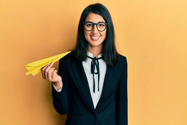 Hermosa Asiática Joven Mujer Negocios Sosteniendo Avión Papel Para Viaje —  Fotos de Stock