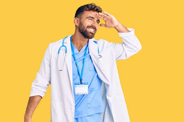 Jovem Hispânico Vestindo Uniforme Médico Estetoscópio Muito Feliz Sorrindo Olhando — Fotografia de Stock