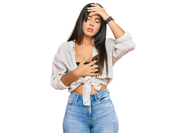 Ung Vacker Latinamerikansk Flicka Bär Casual Kläder Röra Pannan För — Stockfoto