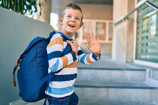 Adorável Estudante Caucasiano Menino Sorrindo Feliz Dizendo Adeus Escola — Fotografia de Stock