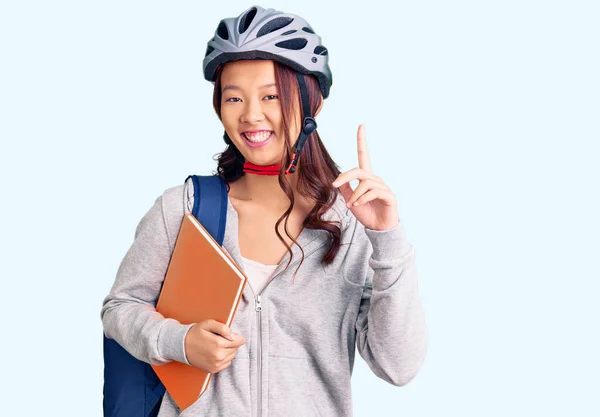 Ung Vacker Kinesisk Flicka Bär Student Ryggsäck Och Cykel Hjälm — Stockfoto