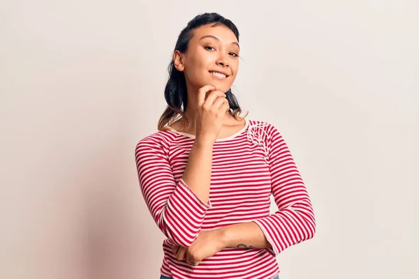 Jonge Vrouw Casual Kleding Glimlachend Kijkend Zelfverzekerd Naar Camera Met — Stockfoto