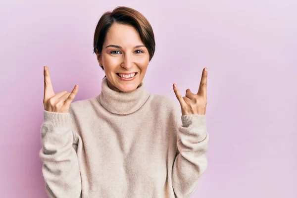 Ung Brunett Kvinna Med Kort Hår Bär Casual Vinter Tröja — Stockfoto