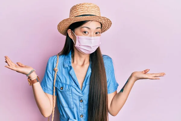 Νεαρή Κινέζα Που Φοράει Ιατρική Μάσκα Καλοκαίρι Ανίδεη Και Μπερδεμένη — Φωτογραφία Αρχείου