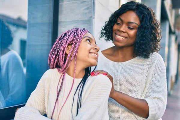 Bella Afroamericana Madre Figlia Sorridenti Felici Abbracciati Piedi Con Sorriso — Foto Stock