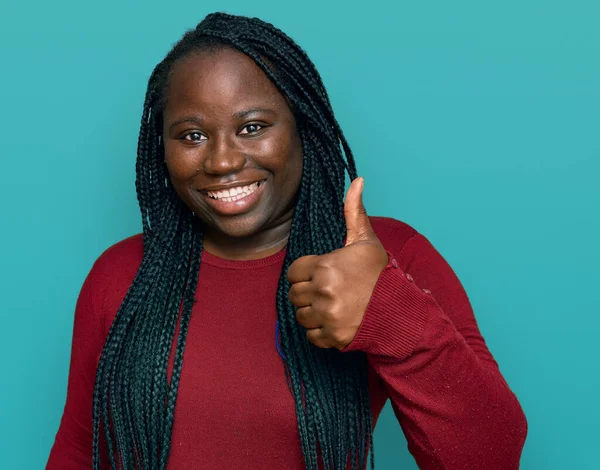 Joven Mujer Negra Con Trenzas Con Ropa Casual Sonriendo Feliz —  Fotos de Stock