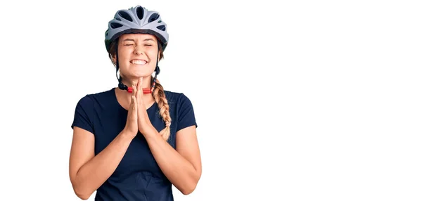 Mulher Branca Bonita Usando Capacete Bicicleta Orando Com Mãos Juntas — Fotografia de Stock