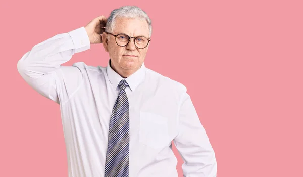 Kıyafetleri Giyen Yaşlı Gri Saçlı Adam Soru Sormayı Merak Ediyor — Stok fotoğraf