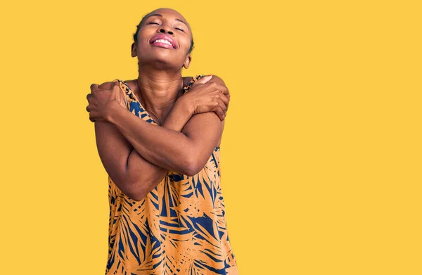 若いアフリカ系アメリカ人の女性は カジュアルな服を着て自分自身を抱擁幸せと肯定的な 自信を笑顔 自己愛と自己ケア — ストック写真