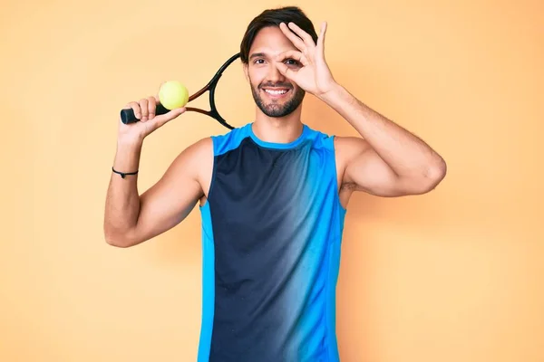 Schöner Hispanischer Mann Spielt Tennis Mit Schläger Und Ball Lächelnd — Stockfoto