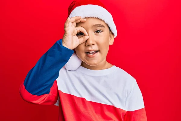 Niño Hispano Niño Usando Sombrero Navidad Sonriendo Feliz Haciendo Signo —  Fotos de Stock