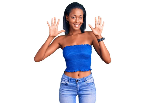 Mladý Africký Američan Žena Sobě Ležérní Letní Oblečení Ukazující Ukazující — Stock fotografie