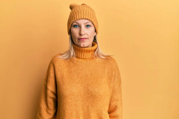 Medelålders Kaukasiska Kvinna Bär Ull Vinter Tröja Och Hatt Med — Stockfoto