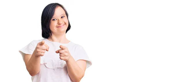 Femme Brune Avec Syndrome Duvet Portant Shirt Blanc Décontracté Pointant — Photo