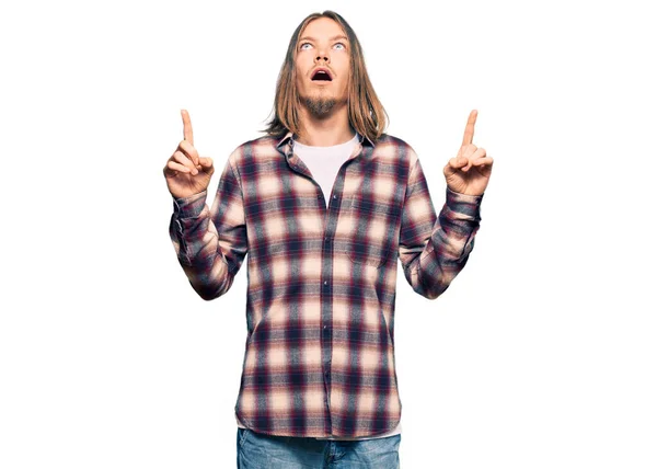 Handsome Caucasian Man Long Hair Wearing Hipster Shirt Amazed Surprised — Stock Photo, Image