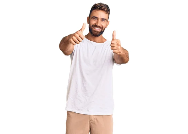 Ung Latinamerikansk Man Klädd Avslappnad Vit Tröja Godkänner Gör Positiv — Stockfoto