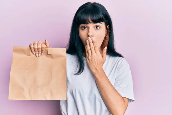 Joven Chica Hispana Sosteniendo Llevar Bolsa Papel Que Cubre Boca —  Fotos de Stock