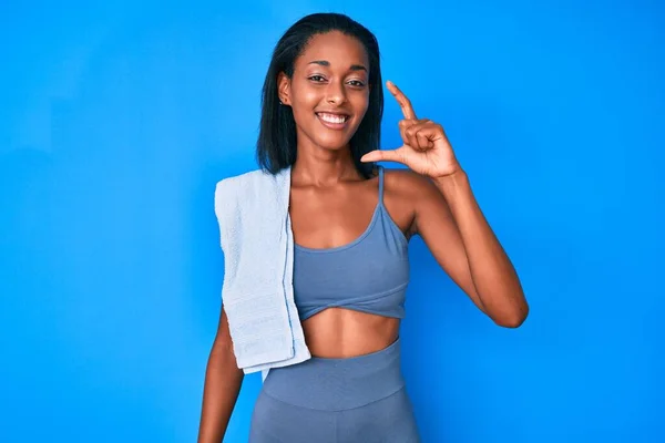 Ung Afrikansk Amerikansk Kvinna Bär Sportkläder Leende Och Självsäker Gest — Stockfoto