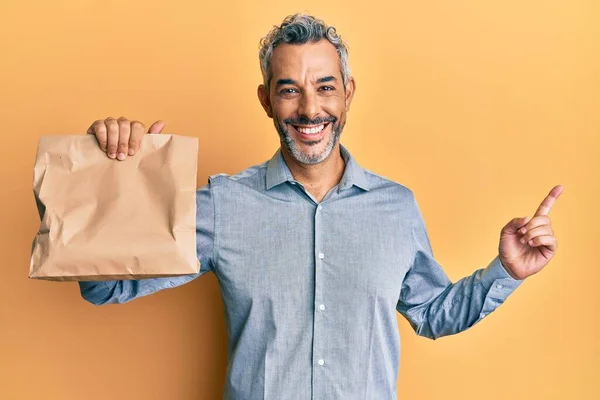 Hombre Pelo Gris Mediana Edad Sosteniendo Llevar Bolsa Papel Sonriendo —  Fotos de Stock