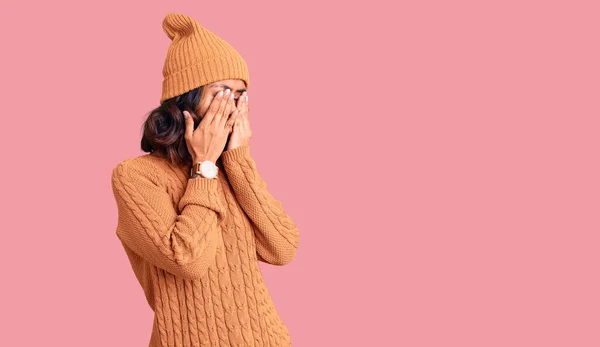 Young Beautiful Mixed Race Woman Wearing Wool Sweater Winter Hat — Stock Photo, Image