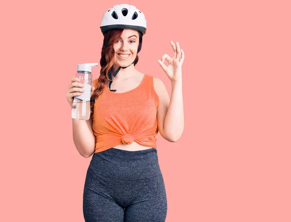 Jonge Mooie Vrouw Dragen Fietshelm Het Houden Van Water Fles — Stockfoto