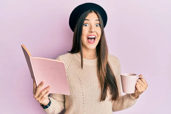 Mujer Morena Joven Leyendo Libro Bebiendo Una Taza Café Celebrando — Foto de Stock