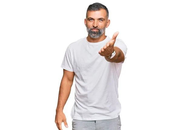 Homem Bonito Meia Idade Vestindo Camisa Branca Casual Sorrindo Alegre — Fotografia de Stock