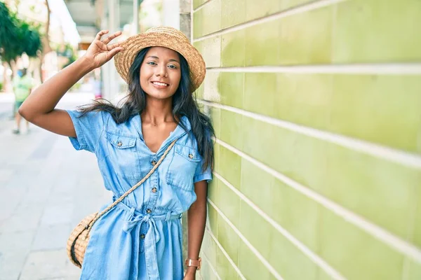 Joven Mujer India Hermosa Con Sombrero Verano Apoyado Pared Sonriendo — Foto de Stock