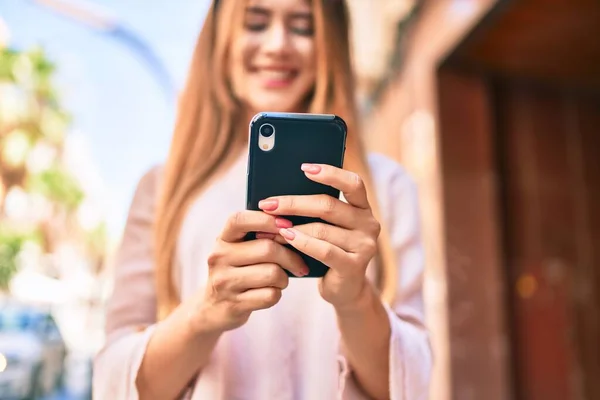 Jovem Caucasiana Sorrindo Feliz Usando Smartphone Cidade — Fotografia de Stock