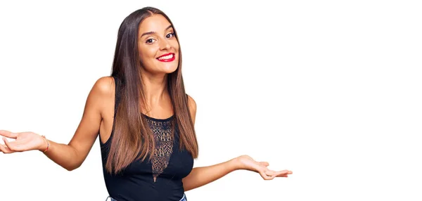 Mulher Hispânica Jovem Vestindo Roupas Casuais Sorrindo Mostrando Ambas Mãos — Fotografia de Stock