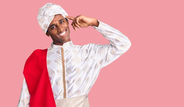 Africano Bonito Homem Vestindo Tradição Sherwani Saree Roupas Sorrindo Apontando — Fotografia de Stock
