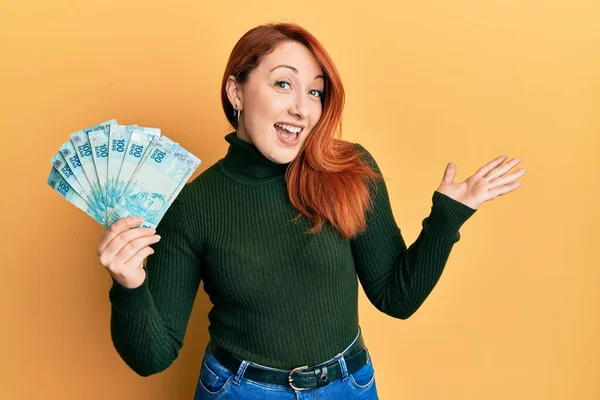 Mulher Ruiva Bonita Segurando 100 Notas Reais Brasileiras Comemorando Realização — Fotografia de Stock