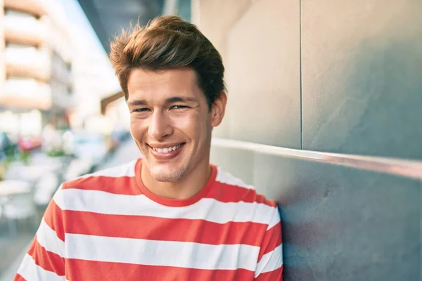 Молодий Кавказький Чоловік Посміхається Щасливо Спираючись Стіну Місті — стокове фото