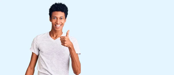 Joven Afroamericano Hombre Vistiendo Casual Blanco Camiseta Sonriendo Feliz Positivo —  Fotos de Stock