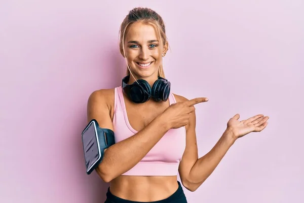 Giovane Donna Bionda Che Indossa Abiti Palestra Utilizzando Cuffie Stupito — Foto Stock