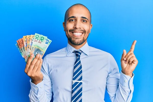 Hombre Adulto Hispano Sosteniendo Dólares Australianos Sonriendo Feliz Señalando Con —  Fotos de Stock