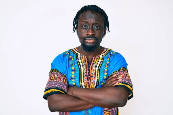 Saçları Örgülü Geleneksel Afrika Tişörtü Giyen Kuşkucu Gergin Yüzünde Çapraz — Stok fotoğraf