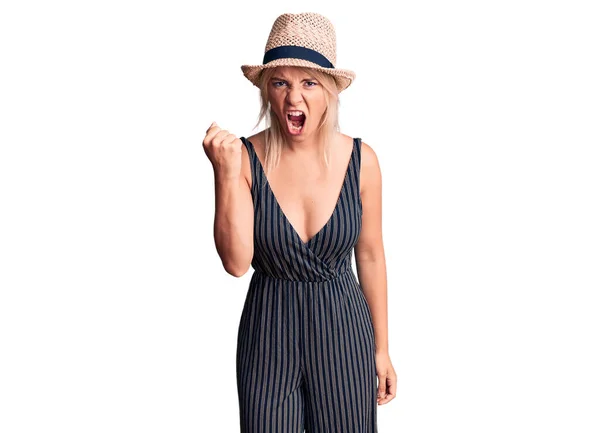 Young Beautiful Blonde Woman Wearing Summer Hat Dress Angry Mad — Stock Photo, Image